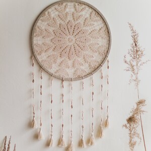 Gehaakte dromenvanger voor boho-interieurs, handgemaakte mandala met kwastjes, gehaakte crèmekleurige wandhanger, meer kleuren beschikbaar.