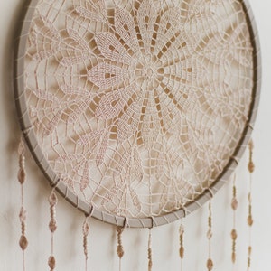 Beigefarbener Traumfänger, Boho Wohndekor, Boho Wandbehang, Häkelmandala mit Quasten, Mindfulness Geschenk, Yoga Studio Dekoration, Hochzeitsgeschenk