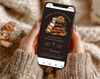 Könnte beinhalten: Ein Smartphone zeigt eine Einladung zu einem Buchclubtreffen. Die Einladung zeigt einen Stapel Bücher mit Herbstblättern und den Text "Book Club Meeting". Details sind der Buchtitel "9 Perfect Strangers", Datum, Uhrzeit und Name des Gastgebers.