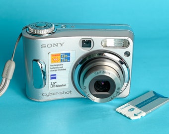 Sony DSC-S90 Digicam w/ Carl Zeiss lens and 4.1 Megapixels CCD Sensor / Vintage Digital Compact Camera Cybershot S40