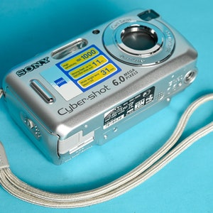 MINT Sony DSC-S600 Digicam w/ Carl Zeiss lens & 4GB Memory Stick Pro Duo / 6 Mp CCD Sensor / Vintage Digital Compact Camera Cybershot S600 image 2