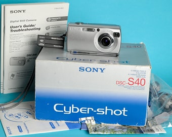 Sony DSC-S40 Digicam w/ Carl Zeiss lens and 4.1 Megapixels CCD Sensor / Vintage Digital Compact Camera Cybershot S40