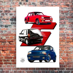 Puede incluir: Un póster con tres coches Renault 5 Turbo vintage. El coche de arriba es rojo, el del medio es negro y el de abajo es azul. El póster tiene un fondo blanco con rayas rojas y blancas.
