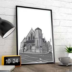 Op de afbeelding: Zwart-witte lijntekening van een kerkgebouw met een hoge toren en een kruis op de top. De kerk is omgeven door bomen en een straat.