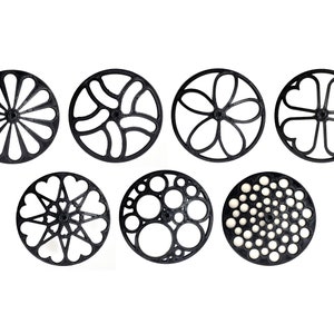 Könnte beinhalten: Satz mit sieben schwarzen Metall-Ausstechformen mit verschiedenen Designs, darunter eine Blume, ein Herz, ein Stern und ein Kreis mit Blasen.
