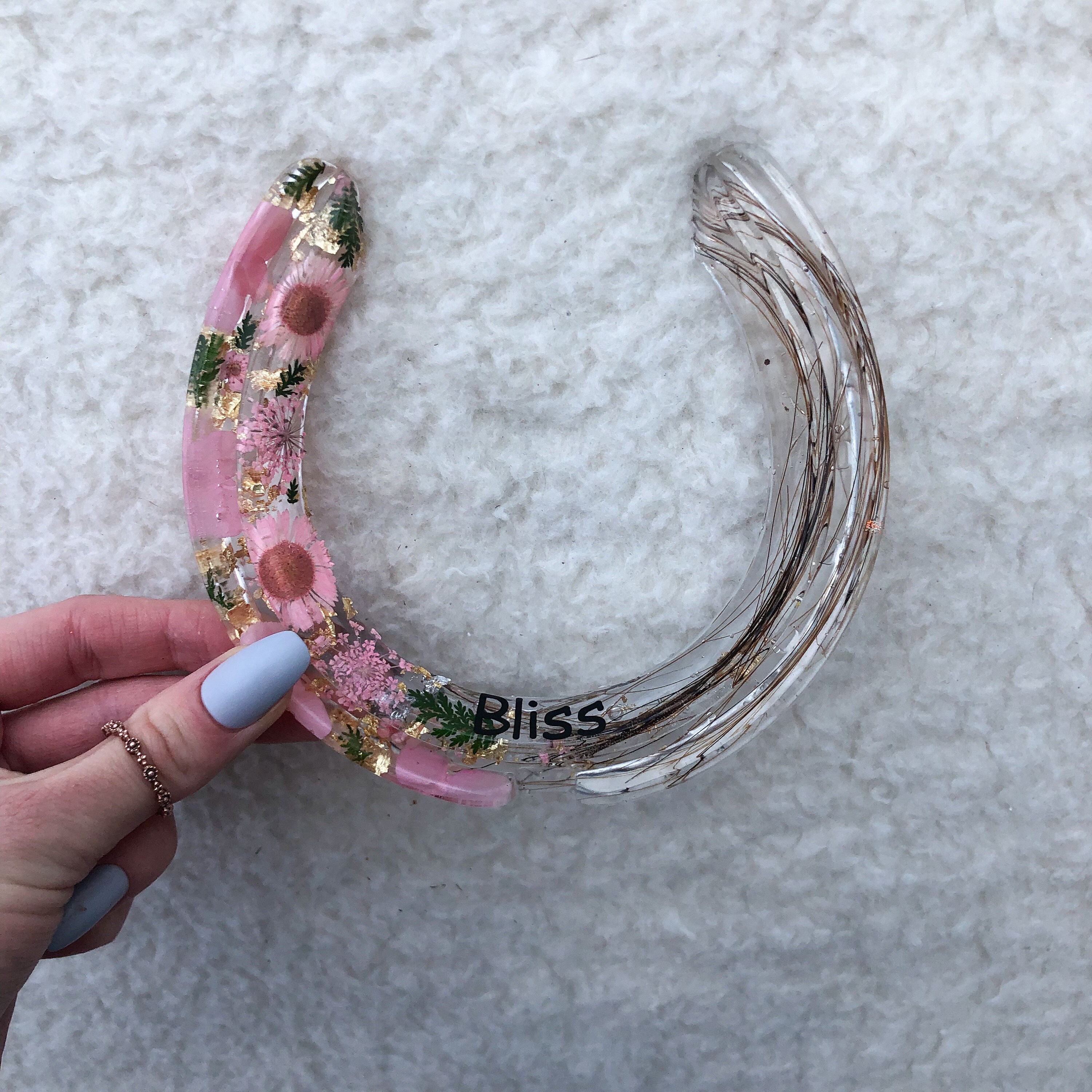 A resin horseshoe keepsake which is custom made using horse hair and flowers etc. Makes a perfect equine Christmas gift and stocking filler