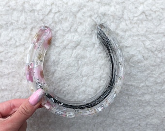 A resin horseshoe keepsake which is custom made using horse hair and flowers etc. Makes a perfect equine Christmas gift and stocking filler