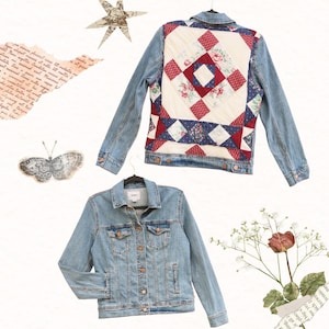 Peut inclure: Une veste en jean bleu clair avec un panneau arrière en tissu matelassé présentant un motif patchwork rouge, blanc et bleu incluant des motifs floraux. L'avant de la veste possède un col classique, une fermeture boutonnée et deux poches poitrine.