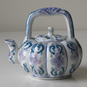 Vintage Pumpkin-Shaped Floral Teapot with Lid – Made in China |