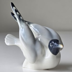 Collectible Metzler & Ortloff Hand Painted Porcelain Seagull Figurine – Made in GDR