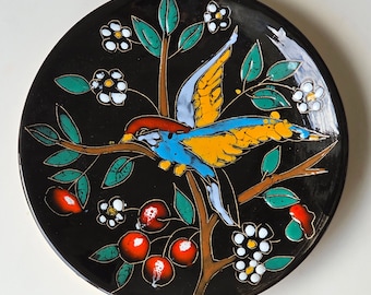 Vintage handbemalte Keramik Wandplatte mit buntem Vogel- und Blumenmuster