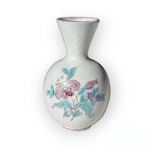 Puede incluir: Un jarrón de cerámica blanca con un esmalte craquelado y un diseño floral en tonos azules, verdes y rosas.