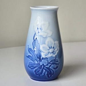 Vintage Bing & Grondahl Christmas Rose Vase No. 678 – Danish Porcelain