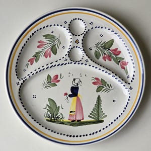 Prato de faiança francesa vintage HB Quimper com divisão – Cena bretã pintada à mão, motivo floral
