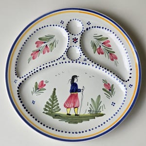 Prato vintage HB Quimper com divisão – Desenho de menino bretão pintado à mão, cerâmica de faiança francesa