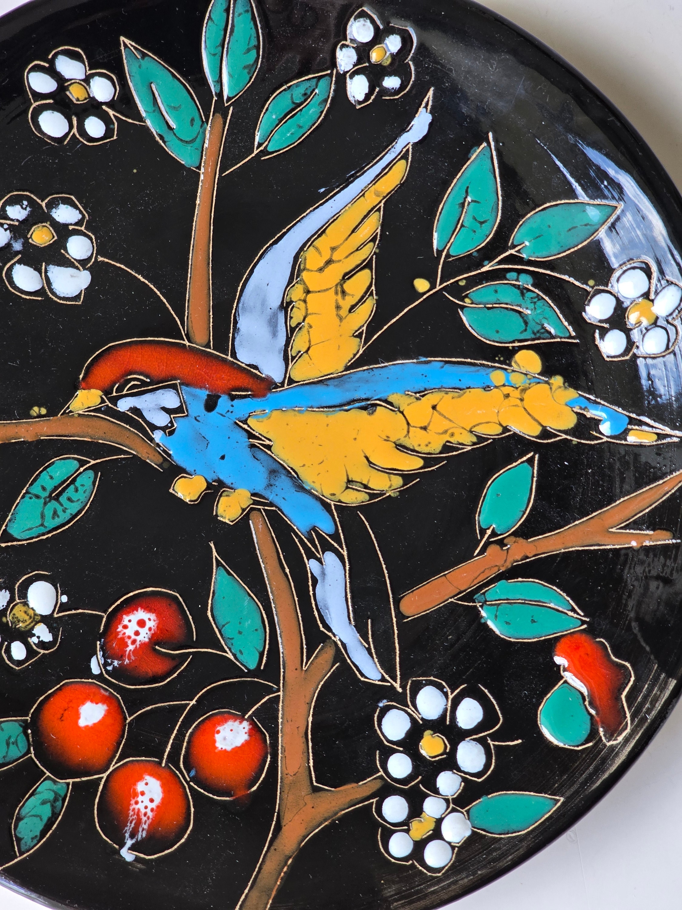 カラフルな鳥と花のデザインが施されたヴィンテージの手描き陶器
