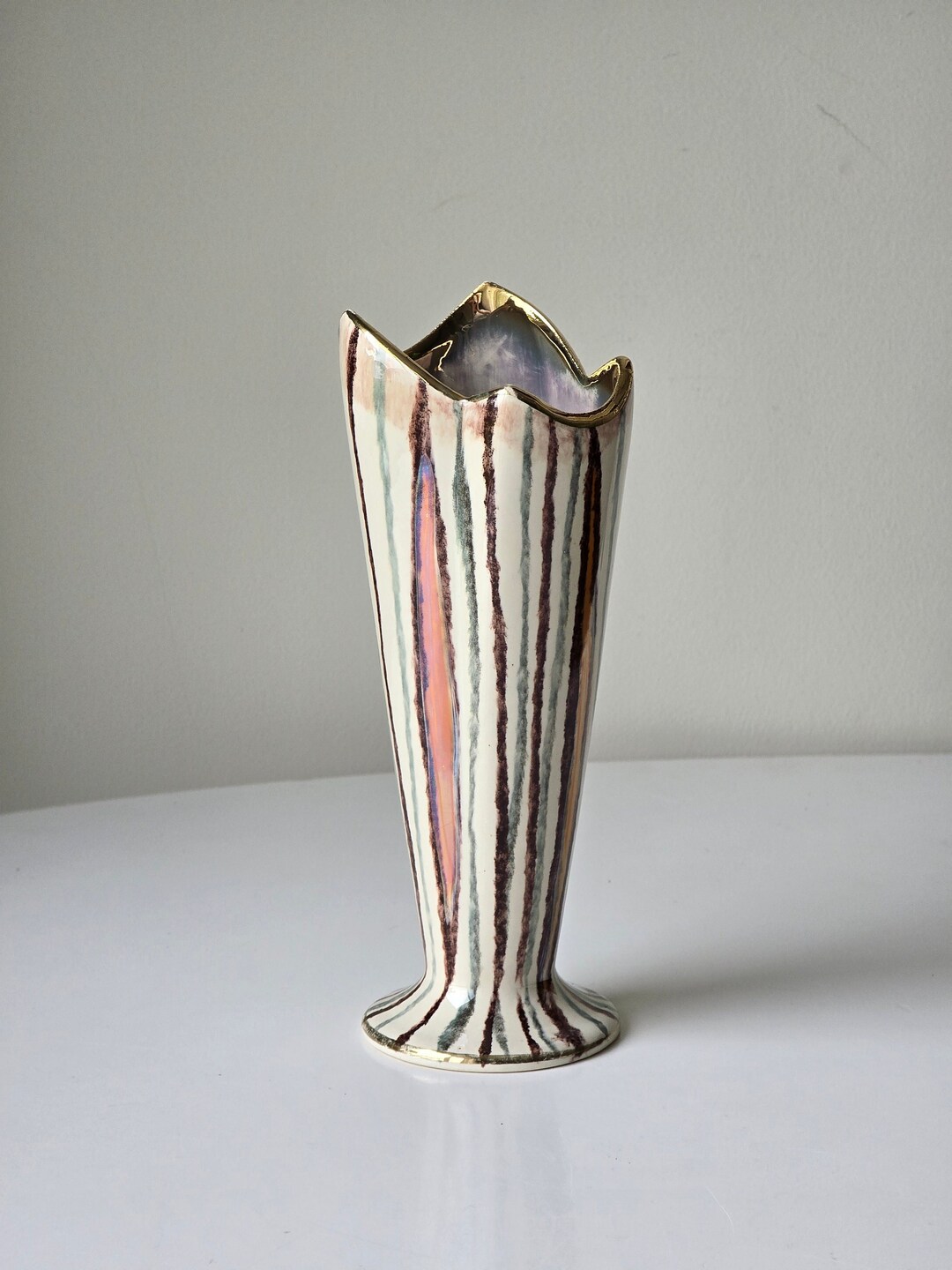 花瓶　54545 ミッドセンチュリー西ドイツ製、金色に輝く縁取りの陶器製花瓶