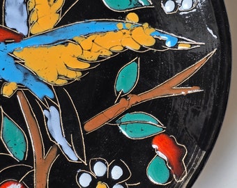 カラフルな鳥と花のデザインが施されたヴィンテージの手描き陶器製