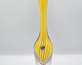 Vase Glimma Konstglas Mid-Century en verre d'art suédois | Verre à enveloppe jaune avec rayures rouges |