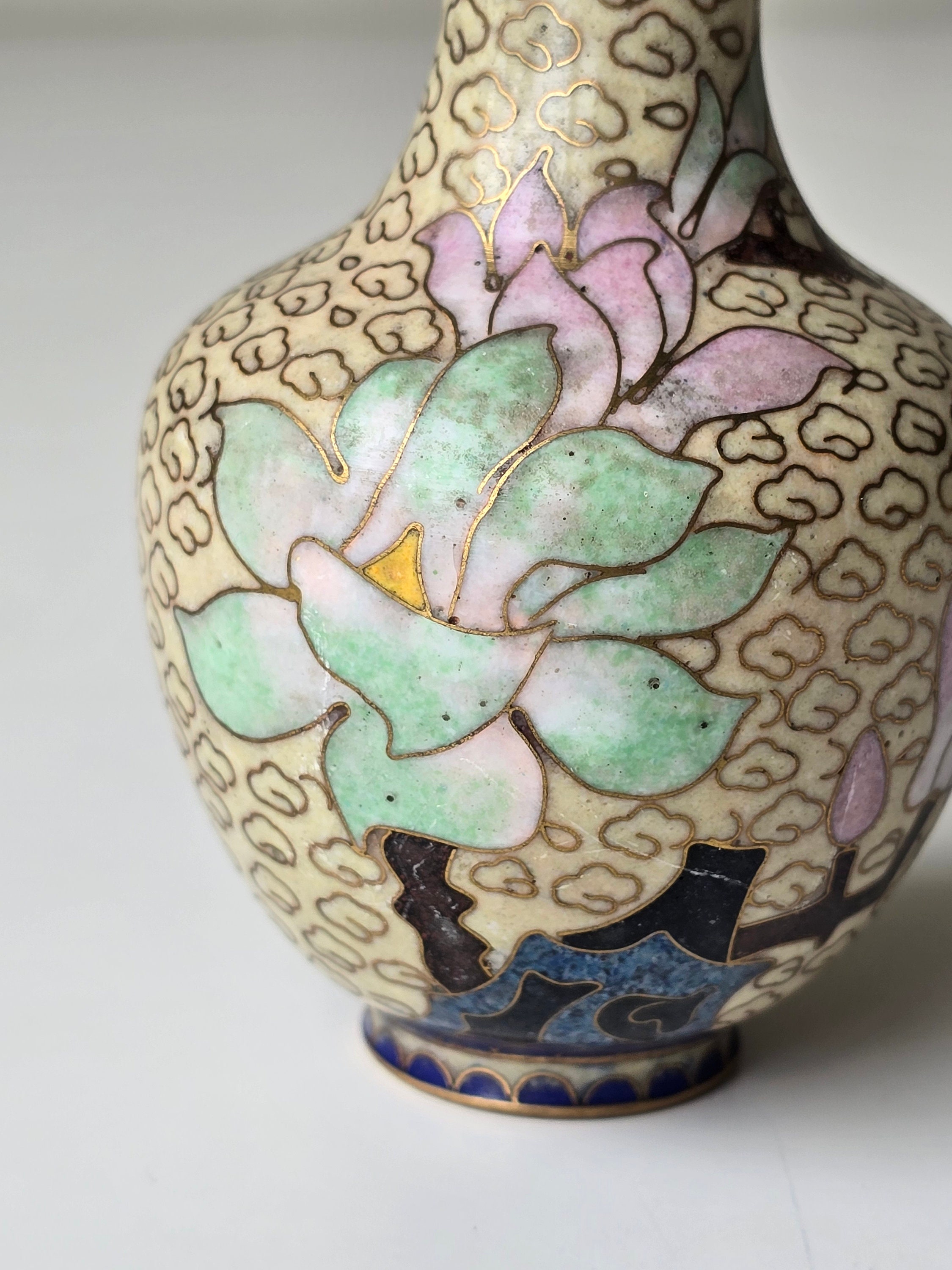 ヴィンテージ七宝焼蓮の花モチーフ小花瓶 - Etsy 日本