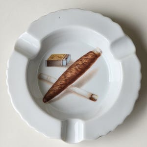 Art Deco Victoria China Czechoslovakia Ashtray (1918–1939) |