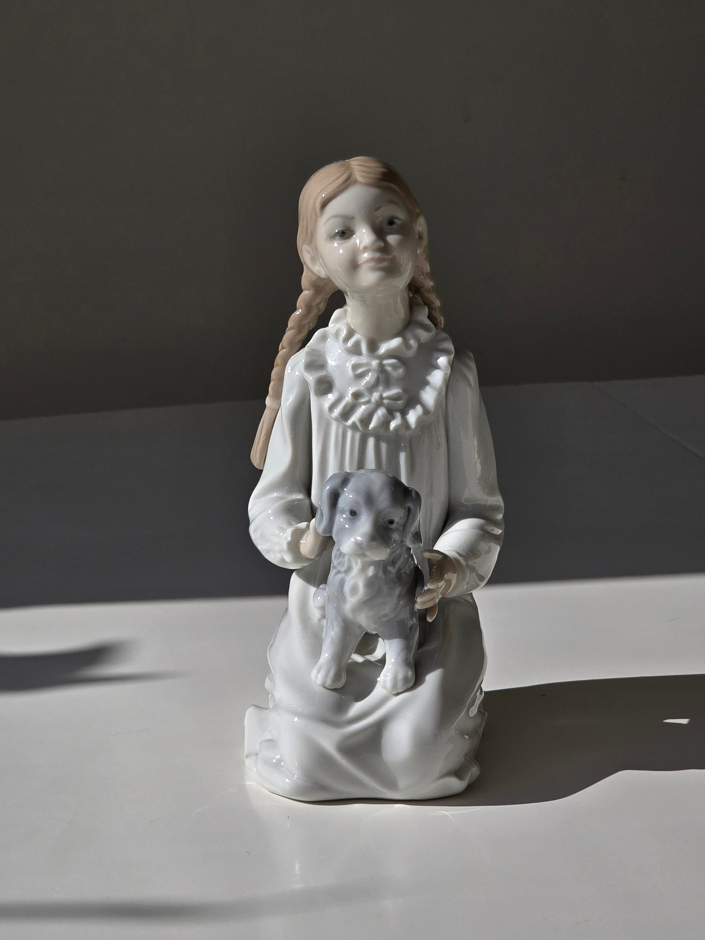 ヴィンテージ　LLADRO/リヤドロ　NAO/ナオ 『 子犬を抱いた女の子 』 ヴィンテージ LLADRO/リヤドロ NAO/ナオ 『 子犬を抱いた女の子