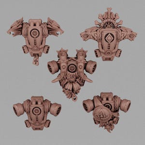 Op de afbeelding: Vijf lichtbruine hars miniatuur rompcomponenten voor tabletop gaming. Elk stuk bevat ingewikkelde mechanische details, wolfskopmotieven, ronde ventilatieopeningen en versierde pantserplaten met geïntegreerde leidingen en geometrische symbolen.
