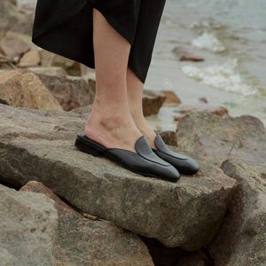 Black Mules with Square Toe and Open Back, Handmade Low Block Heels Slip Ons in Black Leather, Flat Sandals, Leather Clogs with Closed Toe