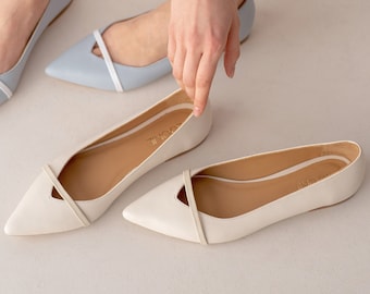 Melkwitte flats met puntige gesloten neus en decoratieve riem, platte damesschoenen van zacht leer, romige beige damesballetschoenen