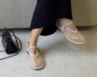 Beige mesh flats met amandel gesloten teen en V-vormige vamp, visnet pure balletschoenen, transparante dames platte instapschoenen met voetboogriem