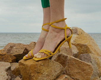 Gelbe Riemchen-Sandalen mit offenem Peep-Toe, Handgefertigte Zehensandale mit Kätzchen-Absatz, Mustard Wildleder Barfuß-Sandale mit quadratischem Zeh