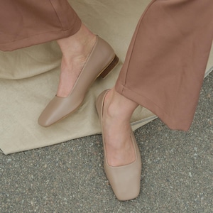 Square Toe Beige Ballerinas aus echtem Leder, Off White Ballettschuhe mit Low Heels, Slip On Ballet Pumps, Handgefertigte Flache Custom Ballerinas
