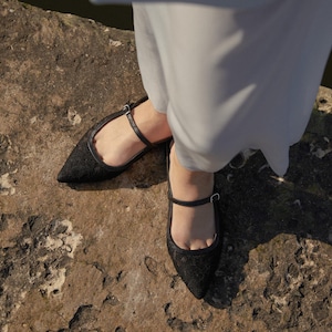 Bailarinas negras de malla con encaje, zapatos de ballet de rejilla con tira trasera y punta cerrada, zapatos planos sin cordones para mujer con correa en el arco, parte posterior abierta con encaje transparente