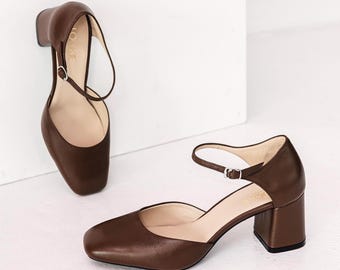 Sandalias de chocolate con tira en el tobillo y tacón cuadrado, zapatos de tacón medio de piel para mujer con punta cuadrada cerrada, zapatos anchos retro para mujer.