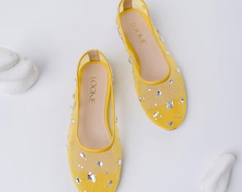 Bailarinas de malla amarilla con bordado de diamantes de imitación y punta de almendra. Bailarinas de rejilla con plantilla de cuero genuino. Zapatos planos sin cordones para mujer.