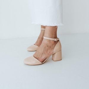 Milky Sandalen Weite Passform mit Low Block Heels, Beige Pumps mit geschlossener Runde Zehe und Knöchelriemen, Leder Sommer Heels, Frauen Kleid Schuhe