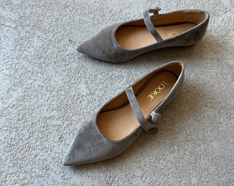 Graue Ballerinas mit spitzem Zehenbereich und flachem Absatz, Damen-Flats mit grauem Bogenriemen und Knopf, maßgeschneiderte Schuhe im Retro-Stil, samtige Mary Janes