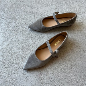 Grey Ballet Flats with Pointed Toe and Flat Heel, Women Flats with Gray Arch Strap and Button, Custom Shoes Retro Style, Velvet Mary Janes