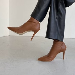 Karamell Stretch Stiefel mit Spitze Zeh und Stiletto Absatz aus Vegan Leder, Handgefertigte Frau Herbst Booties auf Hohe Spitze Absätze, Ankle Boots Caramel