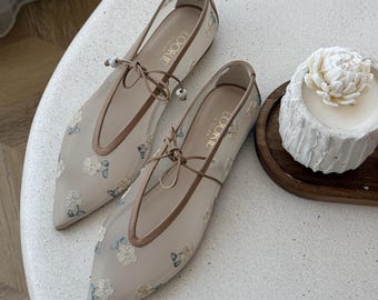 Bailarinas de rejilla con bordado floral en beige, con cuentas de cerámica y malla transparente, sin cordones, con flores y tiras en el arco.