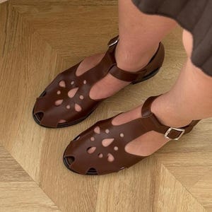 Brown Fisherman Sandals, Leather Gladiator Buckle Closed Toe Flat Sandals, Women Cognac Summer Sandals, Flat Heel Shoes with Cutouts