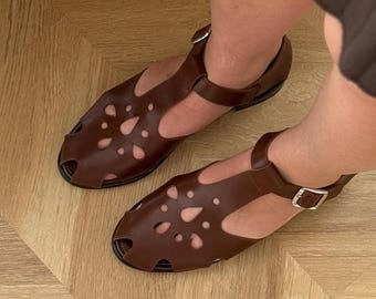 Brown Fisherman Sandals, Leather Gladiator Buckle Closed Toe Flat Sandals, Women Cognac Summer Sandals, Flat Heel Shoes with Cutouts