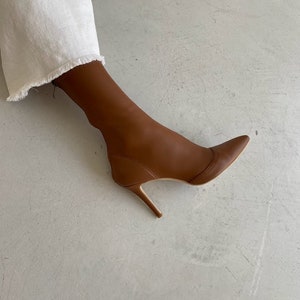 Botas elásticas de color caramelo con puntera puntiaguda y tacón de aguja de cuero vegano, botines de otoño hechos a mano para mujer con tacones altos puntiagudos, botines imagen 7