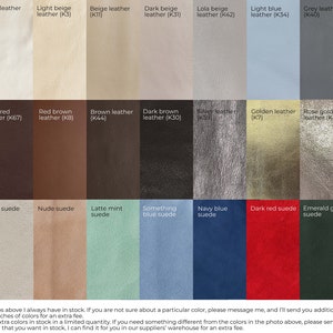K&ouml;nnte beinhalten: Eine Farbkarte mit Leder- und Wildlederproben. Die Karte enth&auml;lt 24 verschiedene Farben, darunter Wei&szlig;, Elfenbein, Beige, Rot, Braun, Dunkelbraun, Silber, Gold, Blau, Gr&uuml;n und Schwarz. Die Farben sind mit ihren entsprechenden Namen und Codes beschriftet.