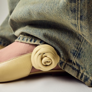Yellow Slingback Flats with Leather Flower Decoration, Handmade Women Pump with Flat Heel, Custom Slingback Shoes with Closed Pointy Toe