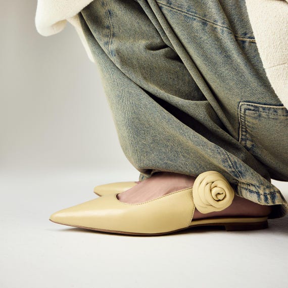 Butter Yellow Slingback Flats with Leather Flower Decoration, Handmade Women Pump with Flat Heel, Custom Shoes with Closed Pointy Toe
