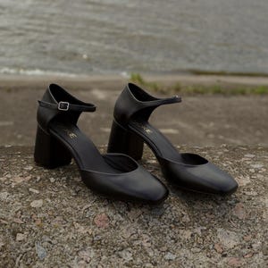 Black Sandals with Ankle Strap and Block Heel, Dark Leather Women Pumps Mid Block Heels with Closed Square Toe, Women Retro Wide Shoes