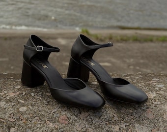 Black Sandals with Ankle Strap and Block Heel, Dark Leather Women Pumps Mid Block Heels with Closed Square Toe, Women Retro Wide Shoes