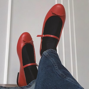 Red Mary Janes with Bows, Arch Strap, Low Round Vamp, Round Toe Flat Bow Shoes, Everyday Ballerinas, Retro Vintage Ballet Style Shoe