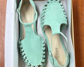 Sandalias de pescador de ante menta, sandalias gladiadoras con hebilla y punta cerrada, sandalias de verano de ante verde claro para mujer, zapatos de tacón plano con tira en T.